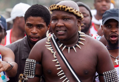 Uzigqaja ngokubhala ingoma engadeleki uSaliwa
