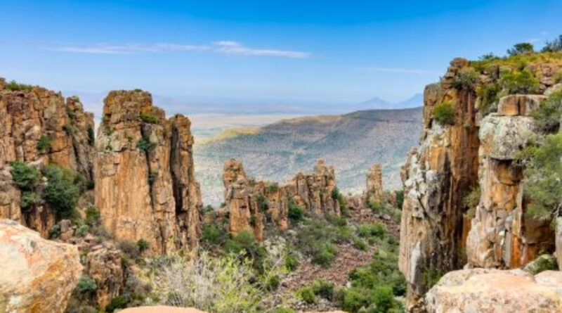 Explore Mapungubwe National Park for ancient kingdom heritage, the golden rhino, rich wildlife, birding, and dramatic Limpopo-Shashe scenery.